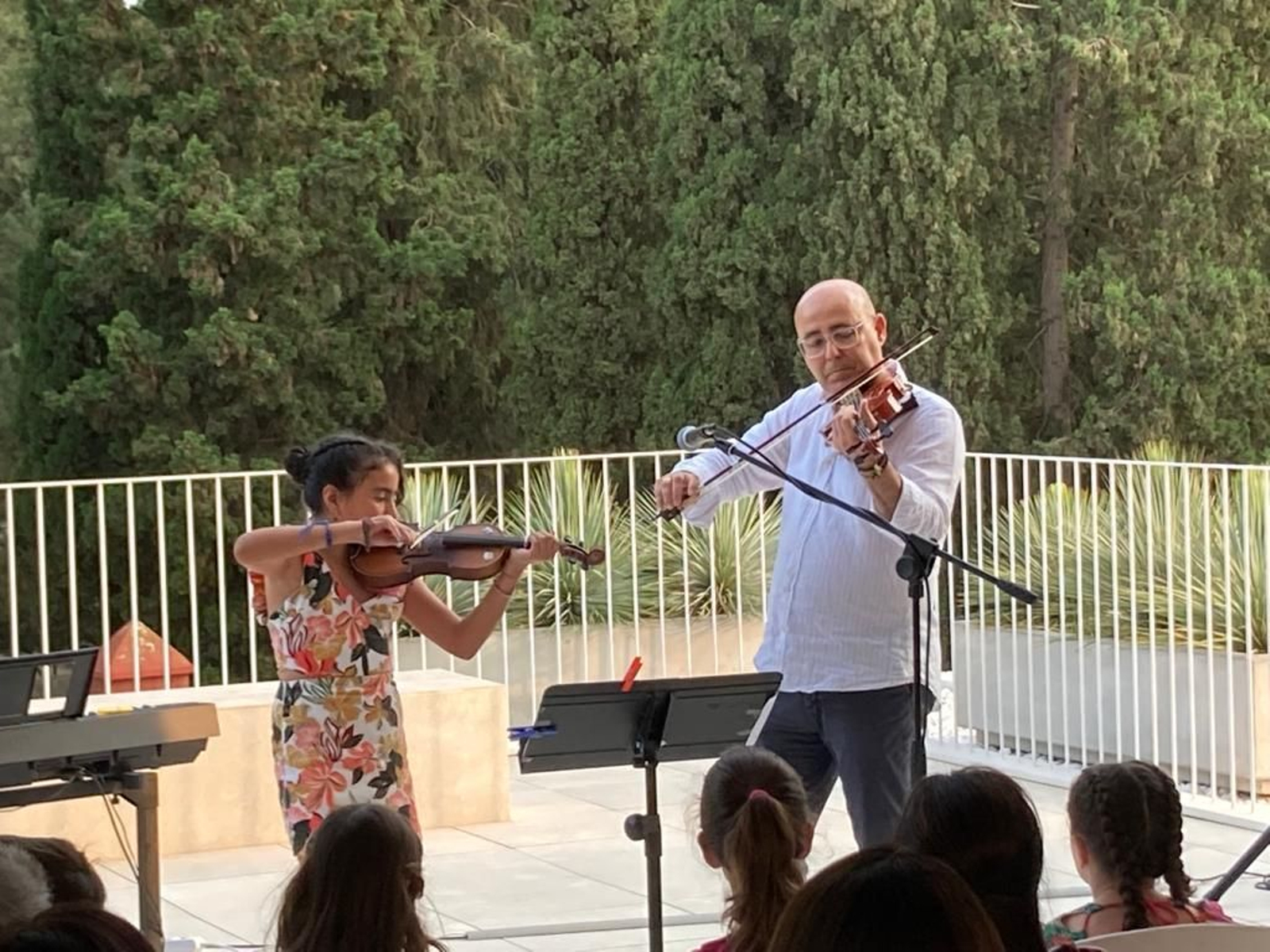 El alcalde, Domingo Fernández demuestra sus dotes musicales