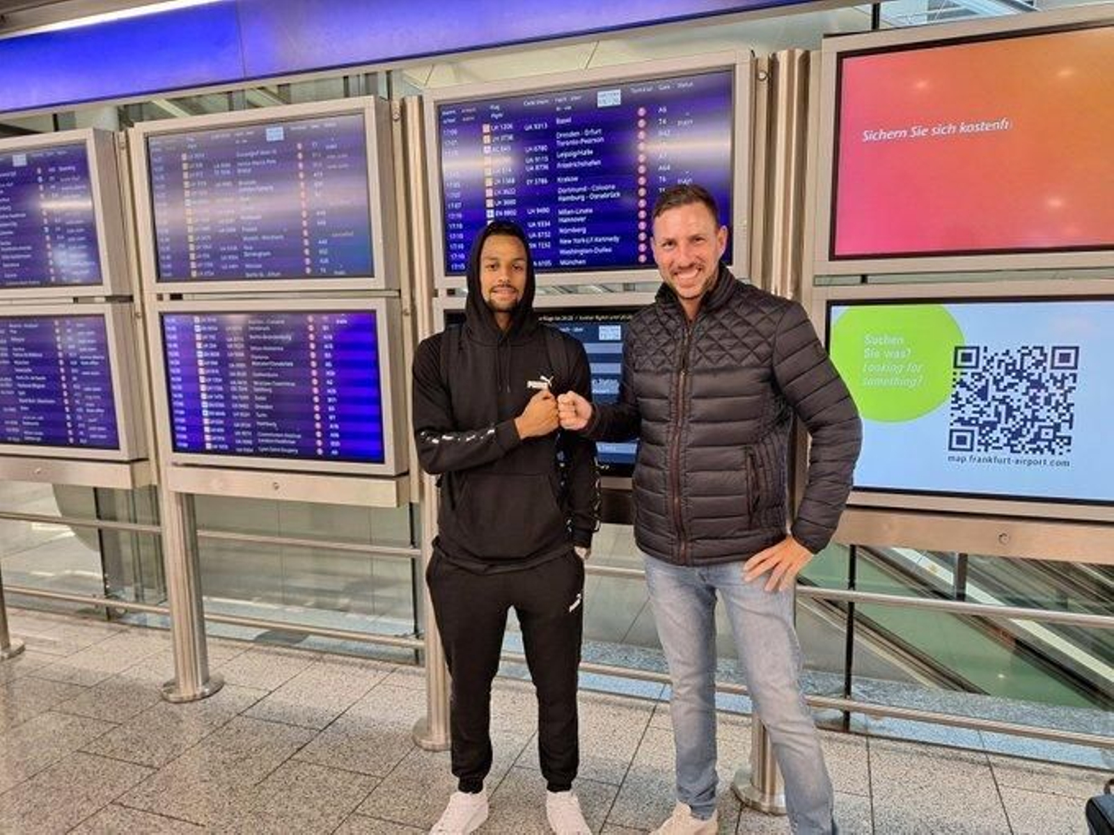 Djibril Sow posa con el periodista Christopher Michel en el aeropuerto de Fráncfort, antes de viajar.
