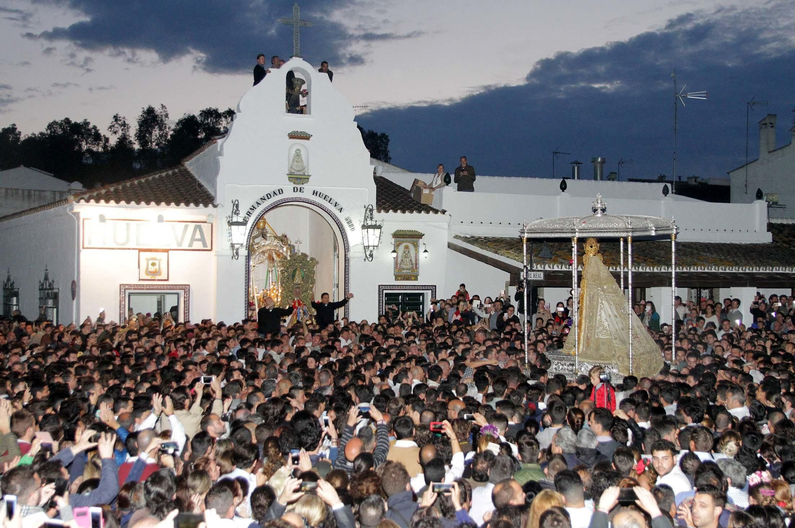 Las imágenes de la procesión de la Virgen del Rocío por la aldea en el Lunes de Pentecostés