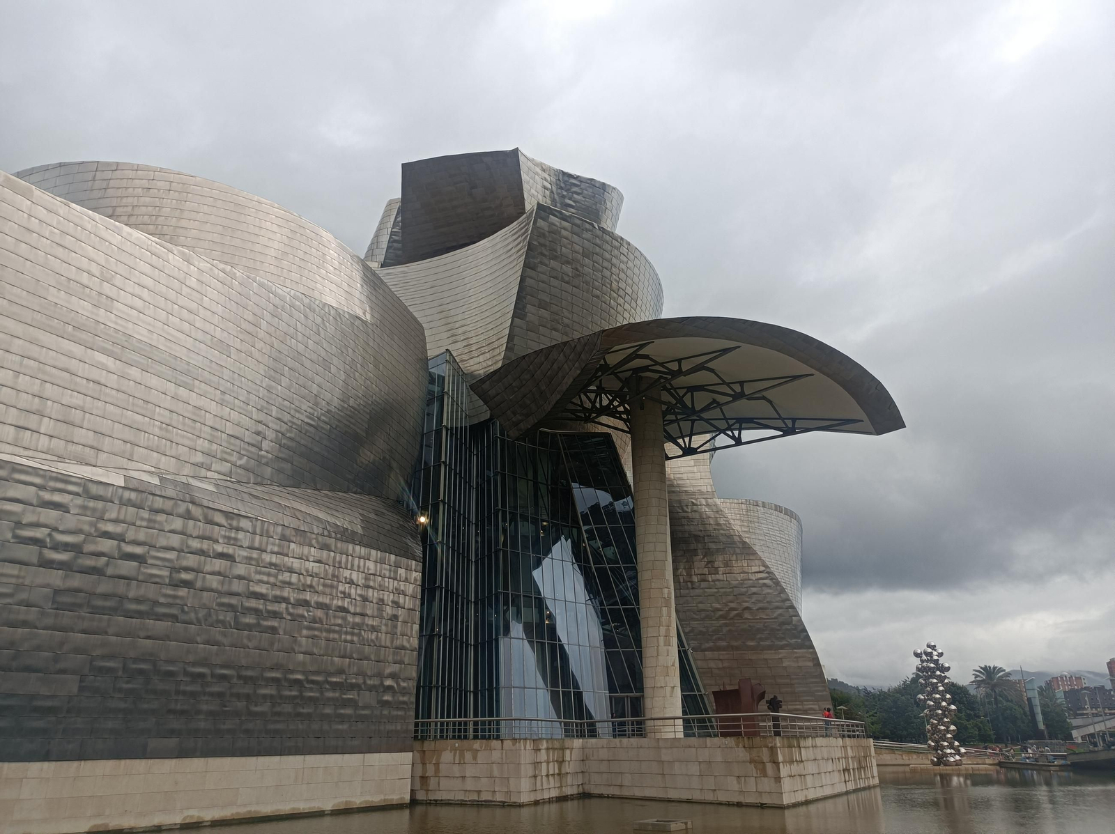 El recorridopor la ría de Bilbao nos hace pasar ante el Guggenheim.