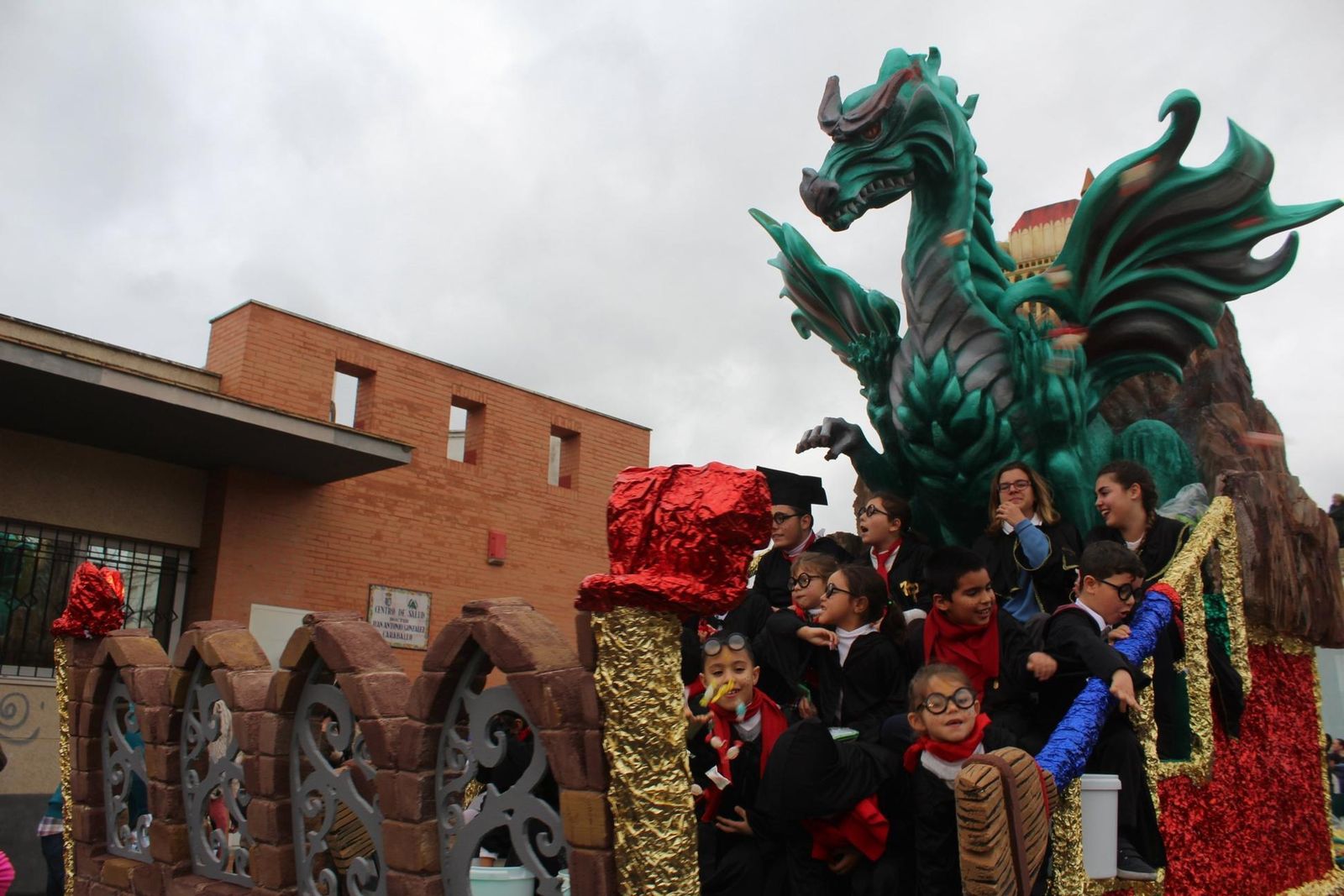 Una carroza coronada por un dragón en la localidad de Gines.