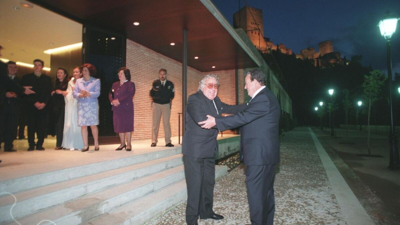 Manuel Gómez y Virginio Sánchez se saludan ante el nuevo Rey Chico