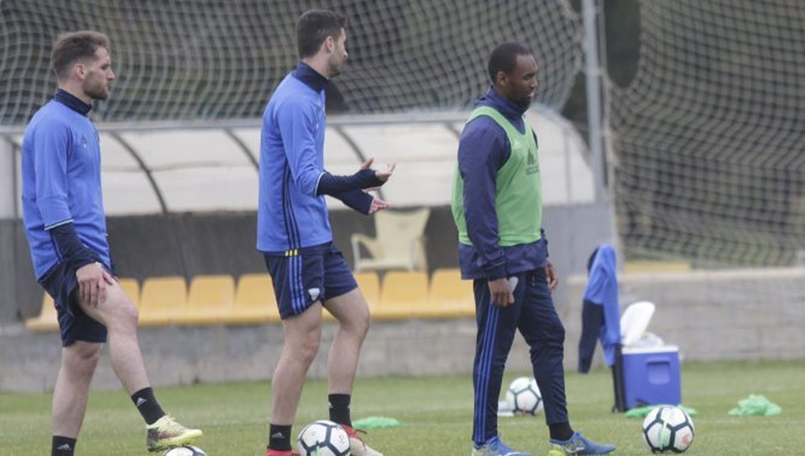 Fausto (i) y Abdullah (d) esperan el inicio de un ejercicio acompañados por Kecojevic