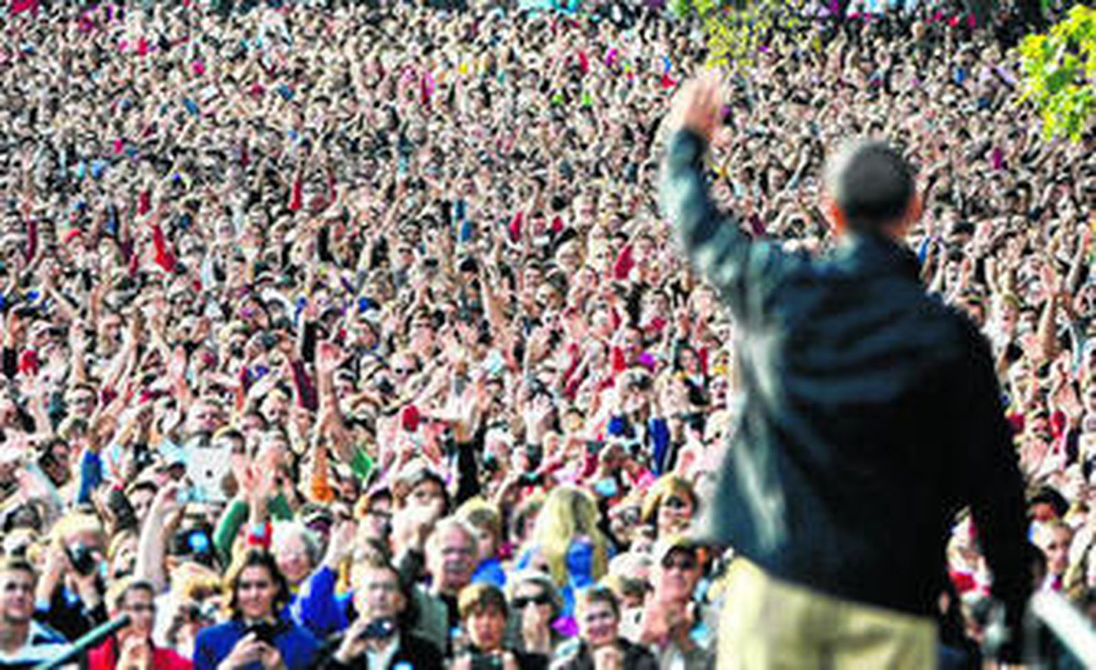 Obama saluda después de dar un discurso el jueves en la Universidad de Winsconsin en Madison.