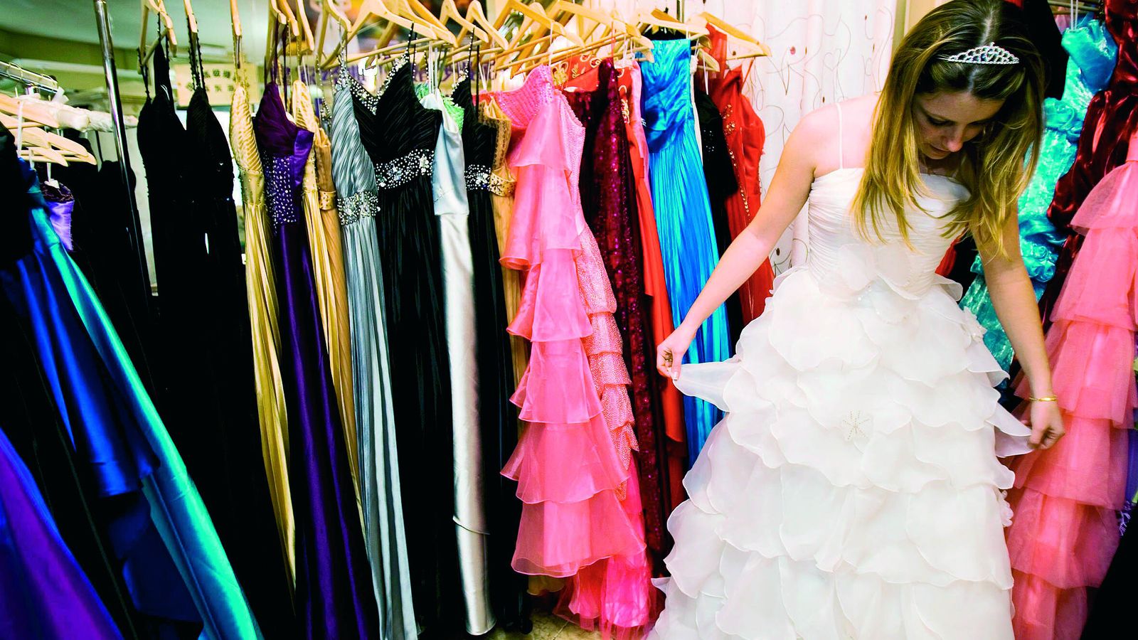 Una mujer se prueba un traje de novias