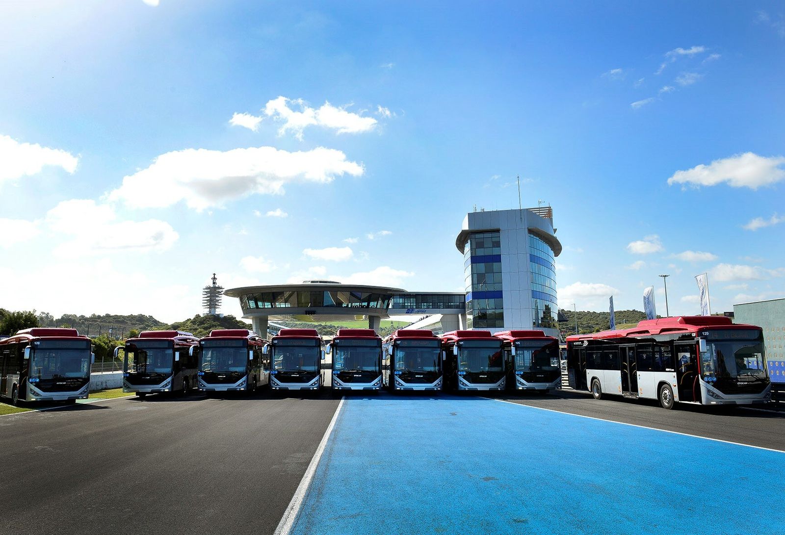 Los nuevos autobuses adquiridos por el Ayuntamiento vía renting, en el circuito.