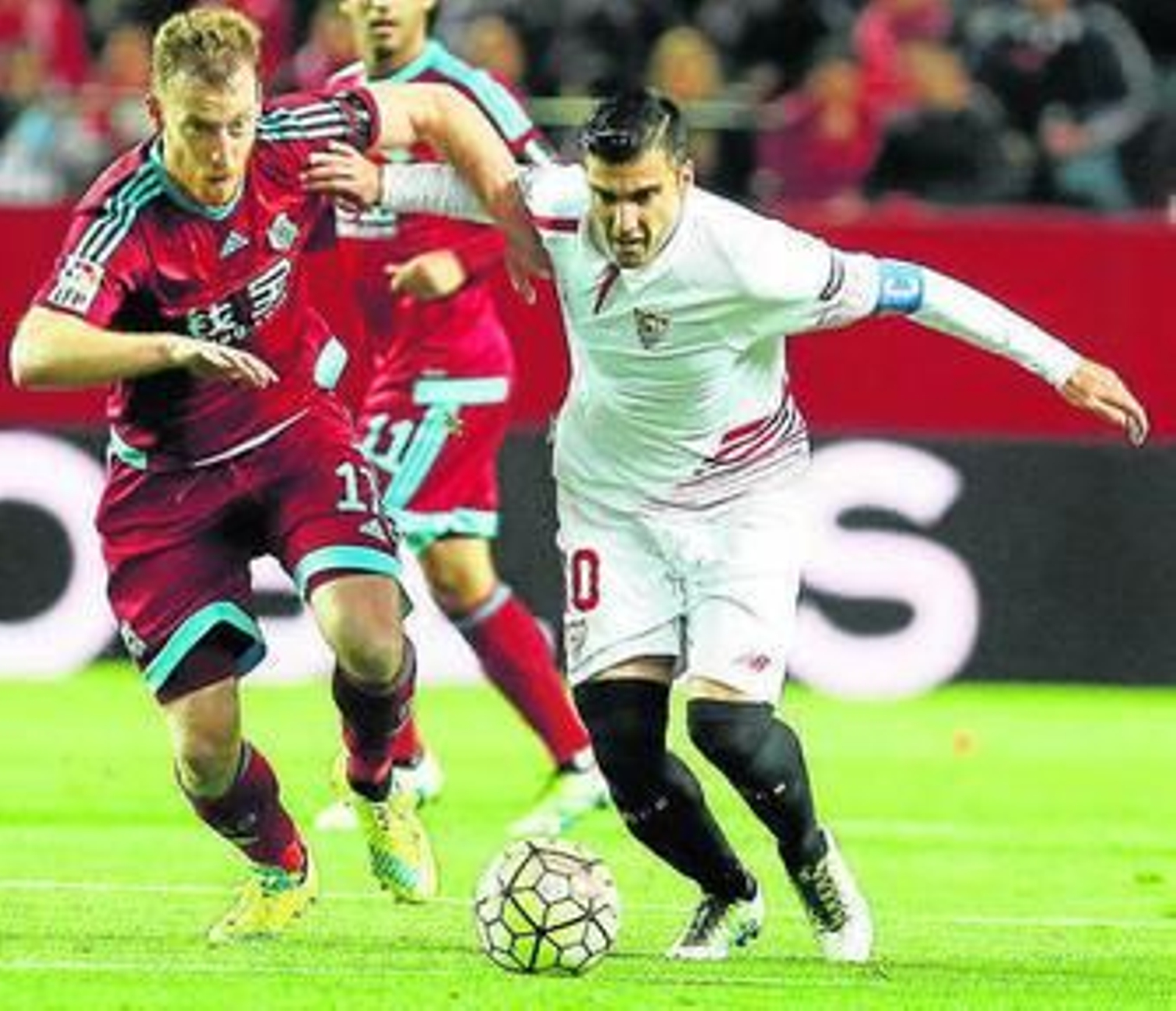 Reyes pelea con Zurutuza en su último partido jugado, ante la Real.