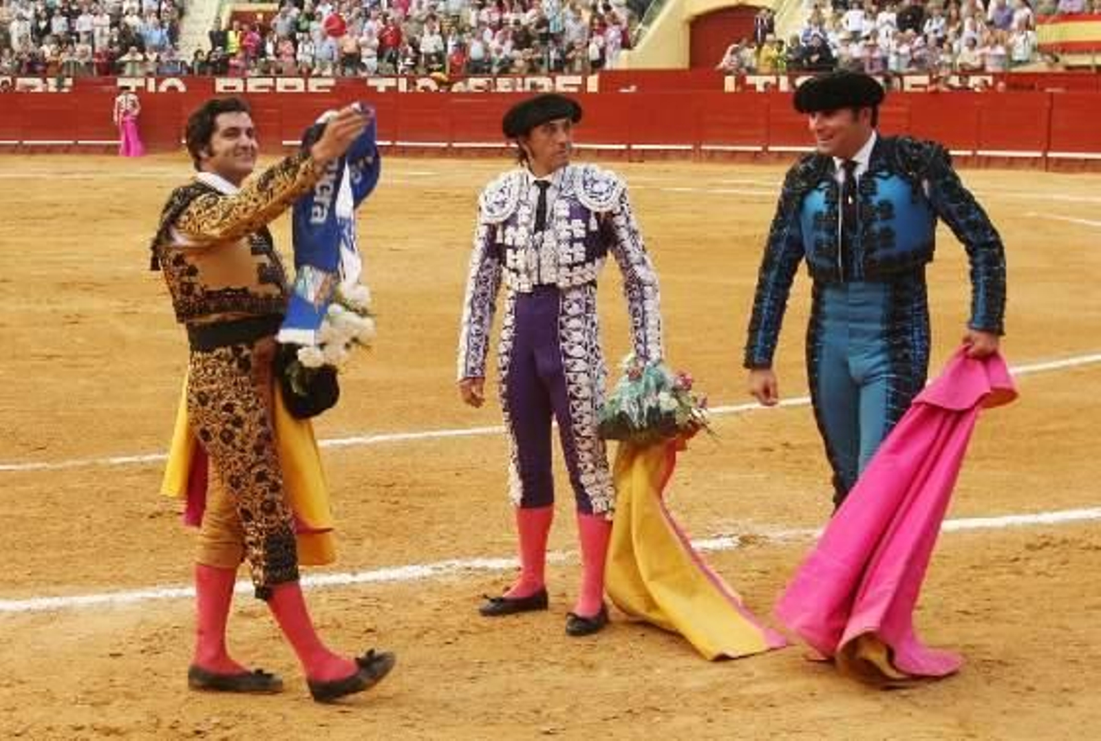 El diestro José Antonio "Morante de la Puebla" protagoniza una actuación magistral, en el cuarto festejo de la Feria del Caballo de Jerez, al cortar dos orejas, que pudieron ser más de haber estado más acertado con los aceros. 

Foto: Juan Carlos Toro