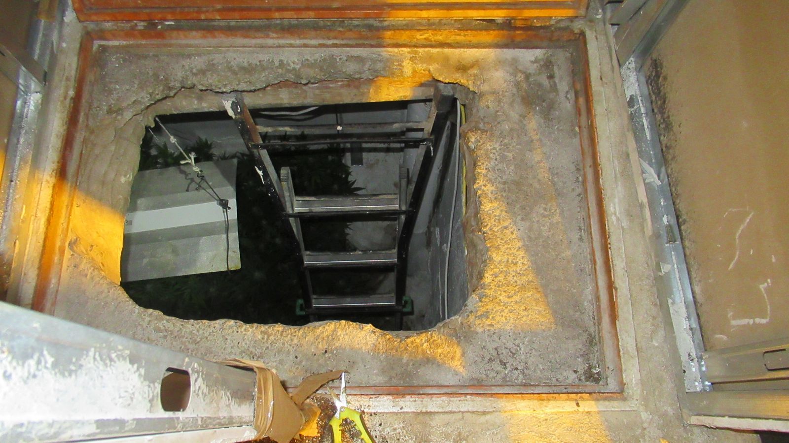 Trampilla tras el frigorífico.