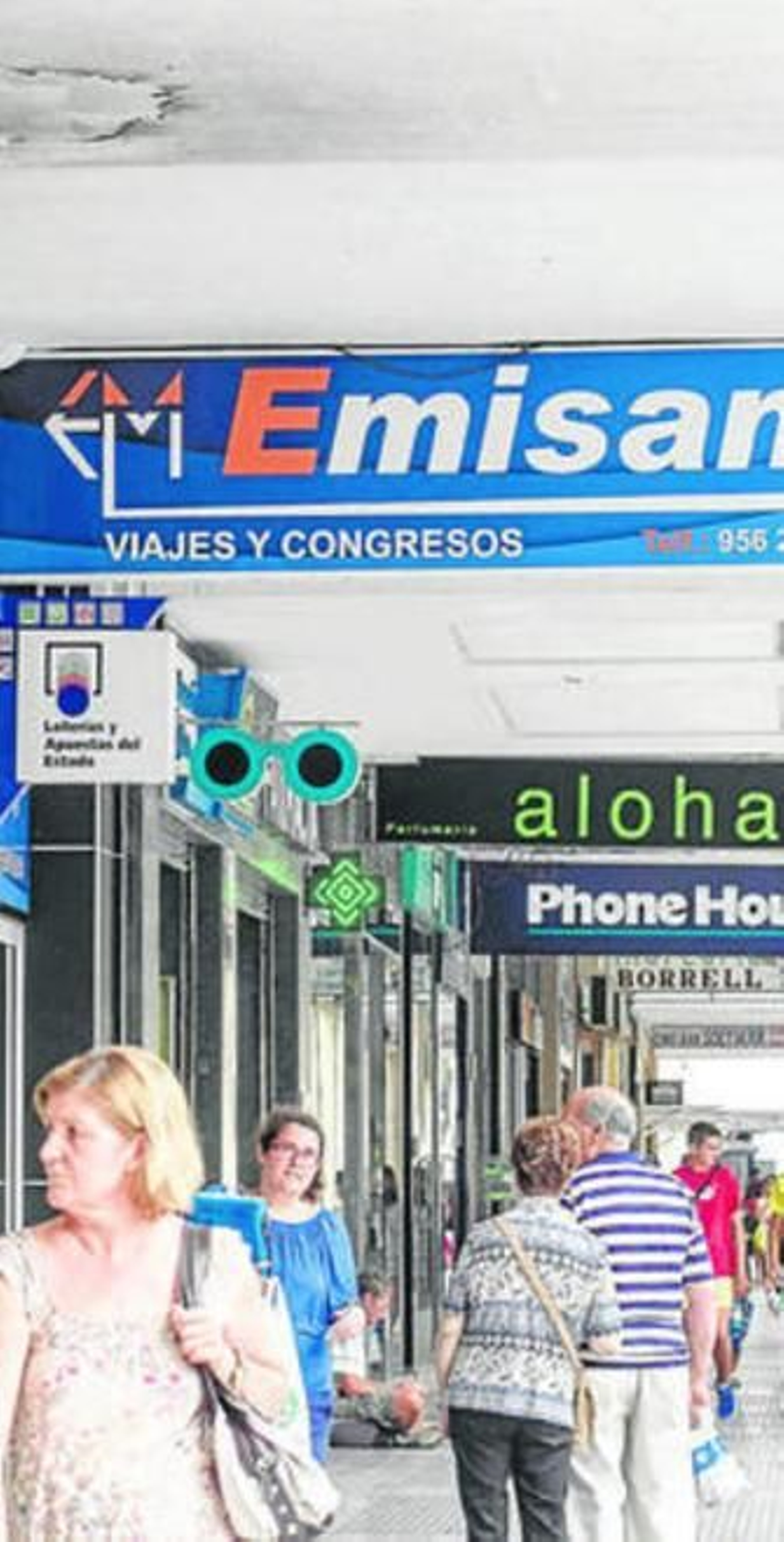 Varias de las tiendas ubicadas en los soportales.