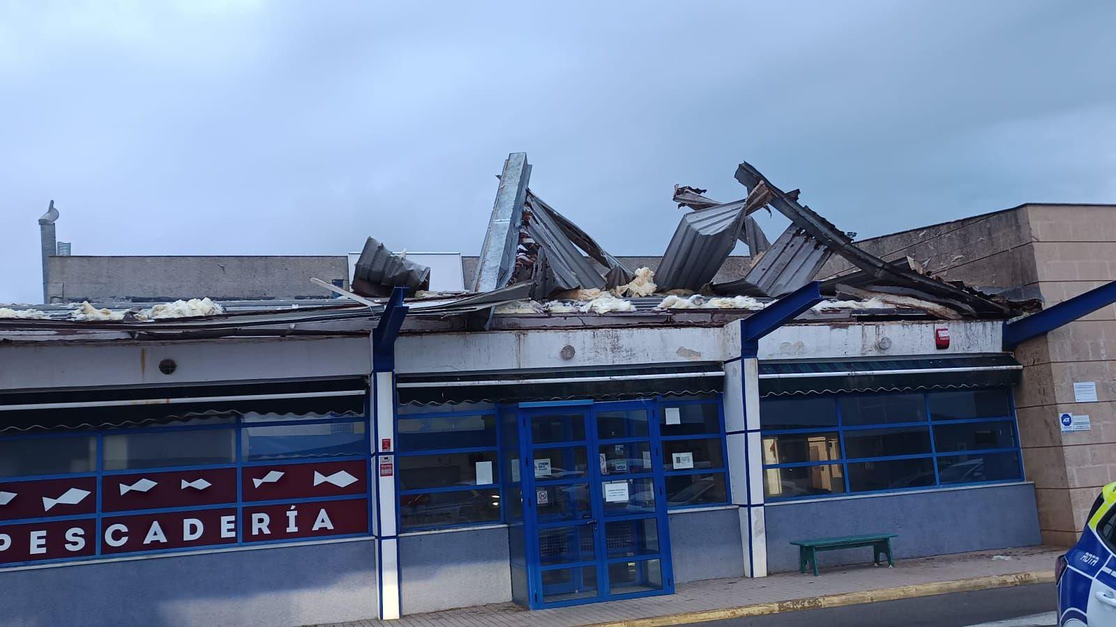 Daños en la cooperativa pesquera de Rota tras el impacto de la manga marina.