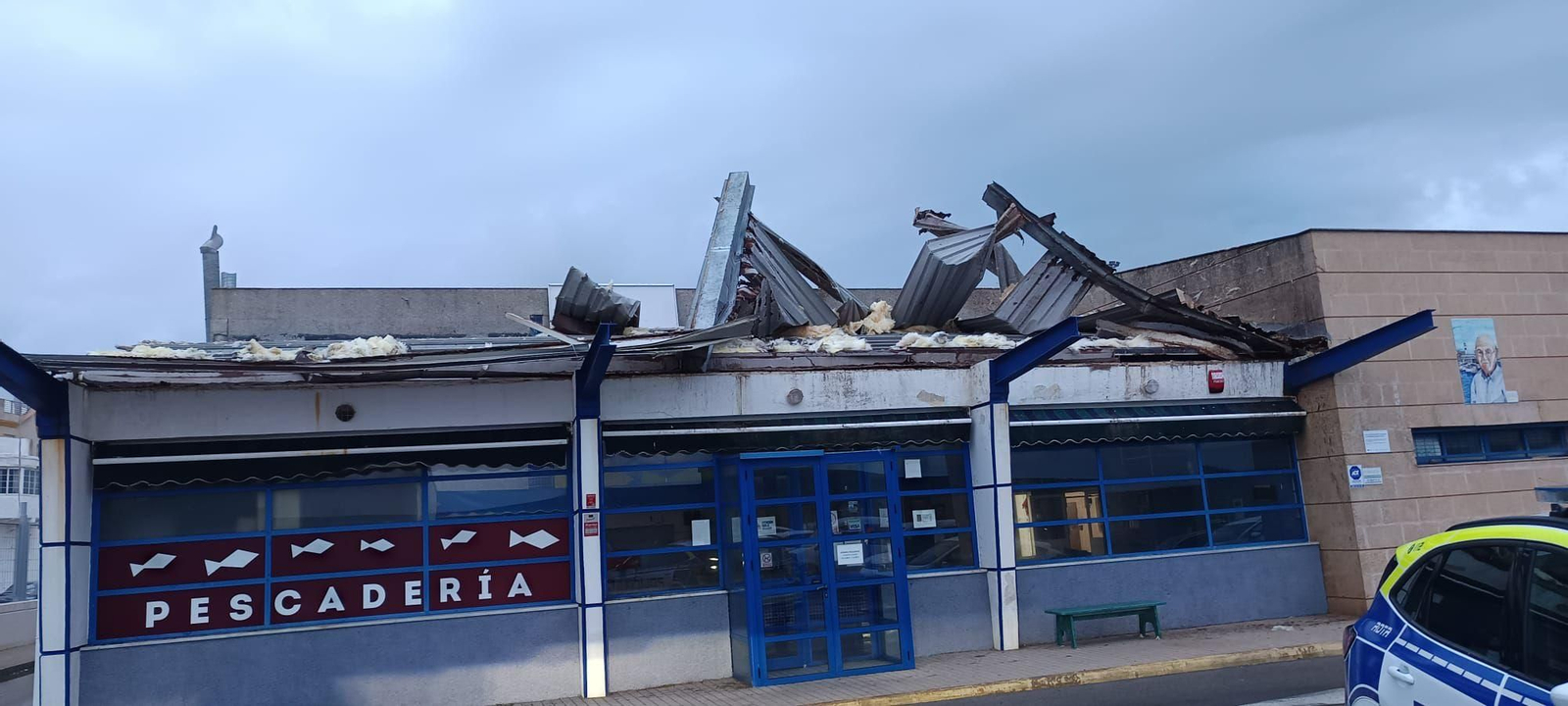 Daños en la cooperativa pesquera de Rota tras el impacto de la manga marina.