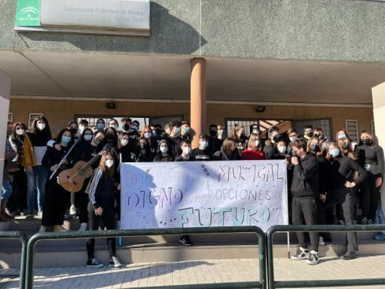 Alumnos de conservatorio concentrándose a las puertas del Conservatorio Profesional de Música Manuel Carra