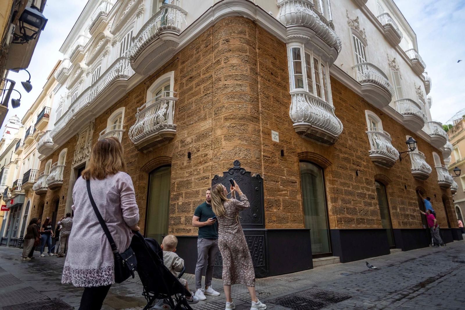 Unos turistas, junto al Hotel Áurea de la capital gaditana.