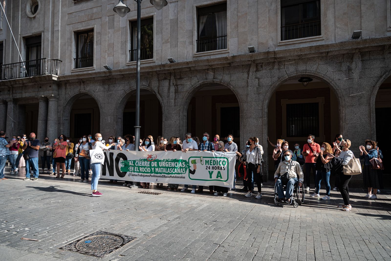 Imágenes de la concentración de los vecinos de Almonte por el servicio de urgencias