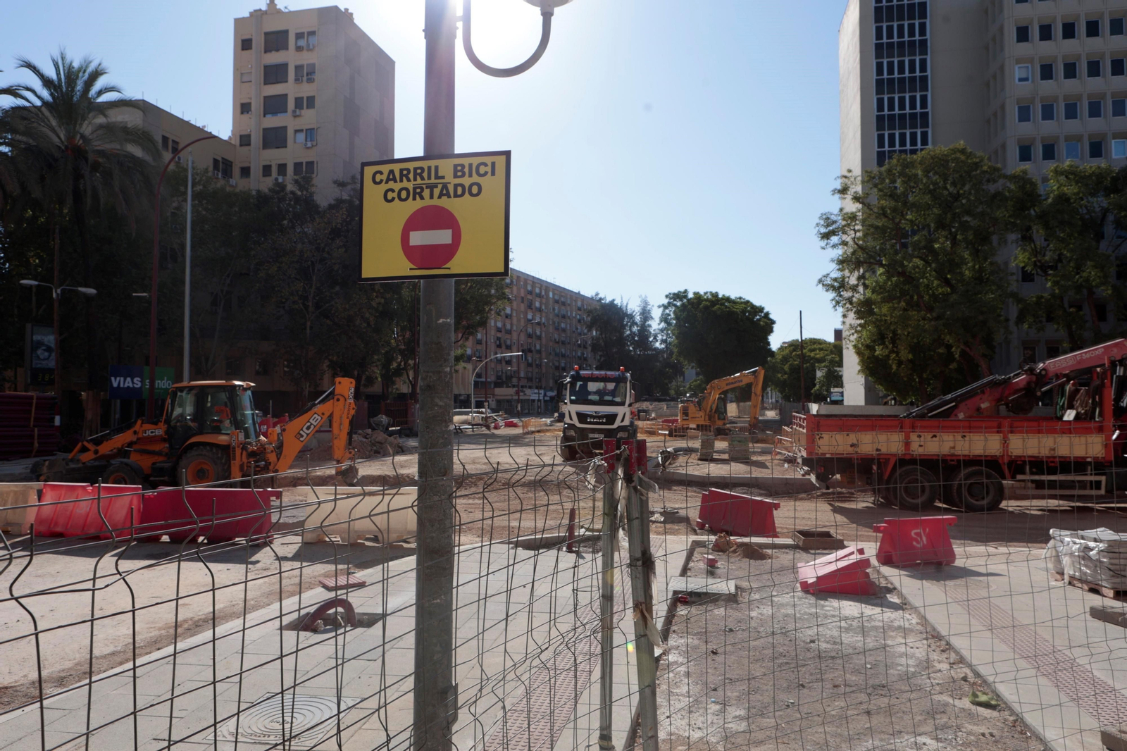 Estado del cruce de Ramón y Cajal, Diego Martínez Barrio y San Francisco Javier este verano.