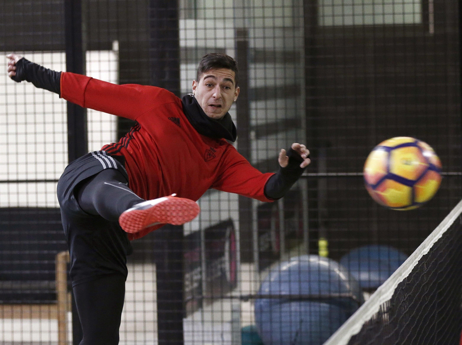 Sergio León golpea el balón con la pierna derecha durante un entrenamiento reciente de Osasuna en las instalaciones de Pádel Navarra.