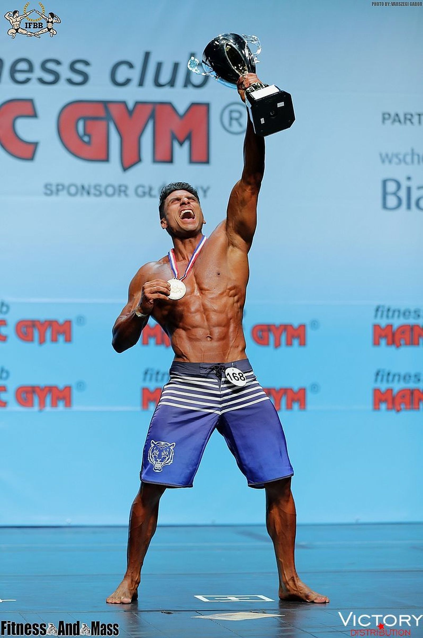 Enrique Gutiérrez, con sus trofeos en la competición de Men's Physique de Polonia.