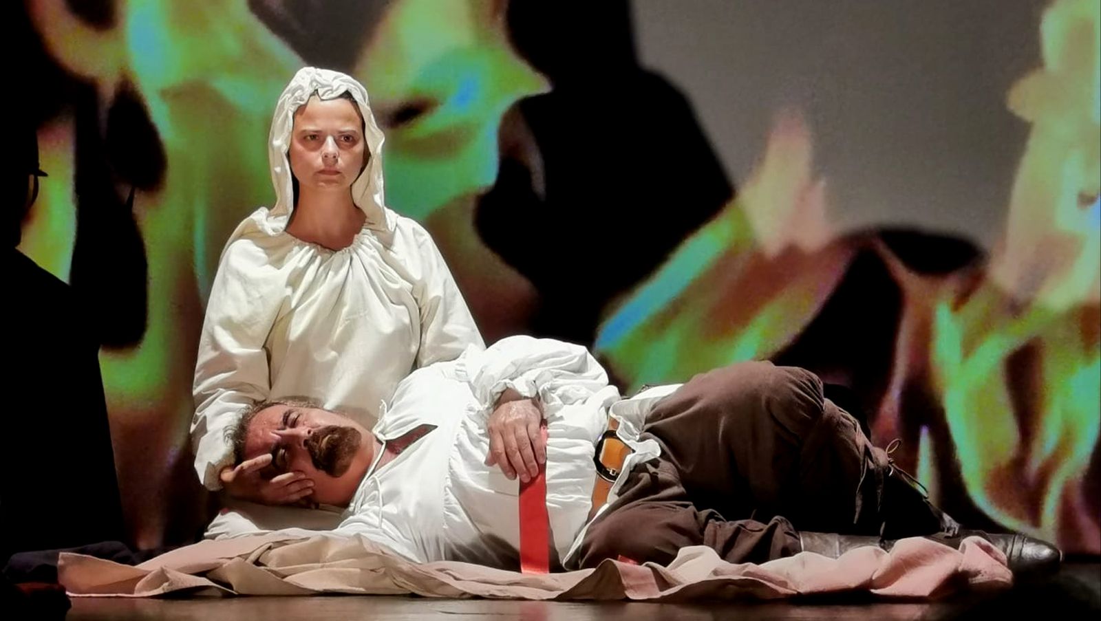 Paola Alpresa y Pepe Garrido, actores de Pietá y El Greco, durante la representación.