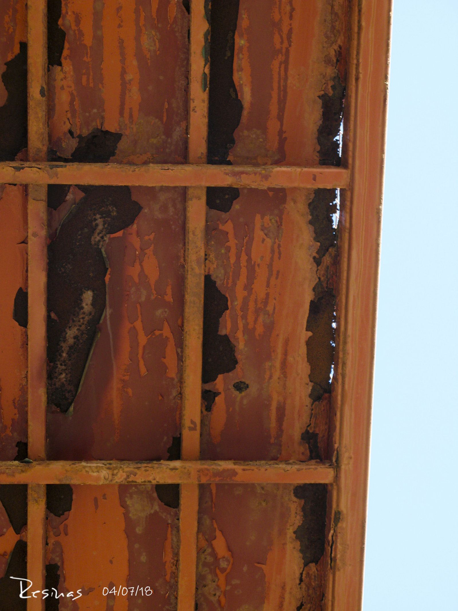 Estado de la parte inferior del tablero del puente, con agujeros y abundantes signos de óxido.