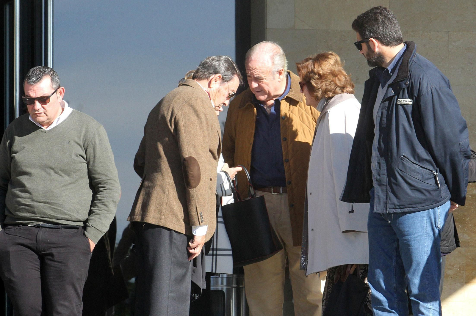 Condolencias a la familia García Palacios durante la mañana en el tanatorio, en imágenes