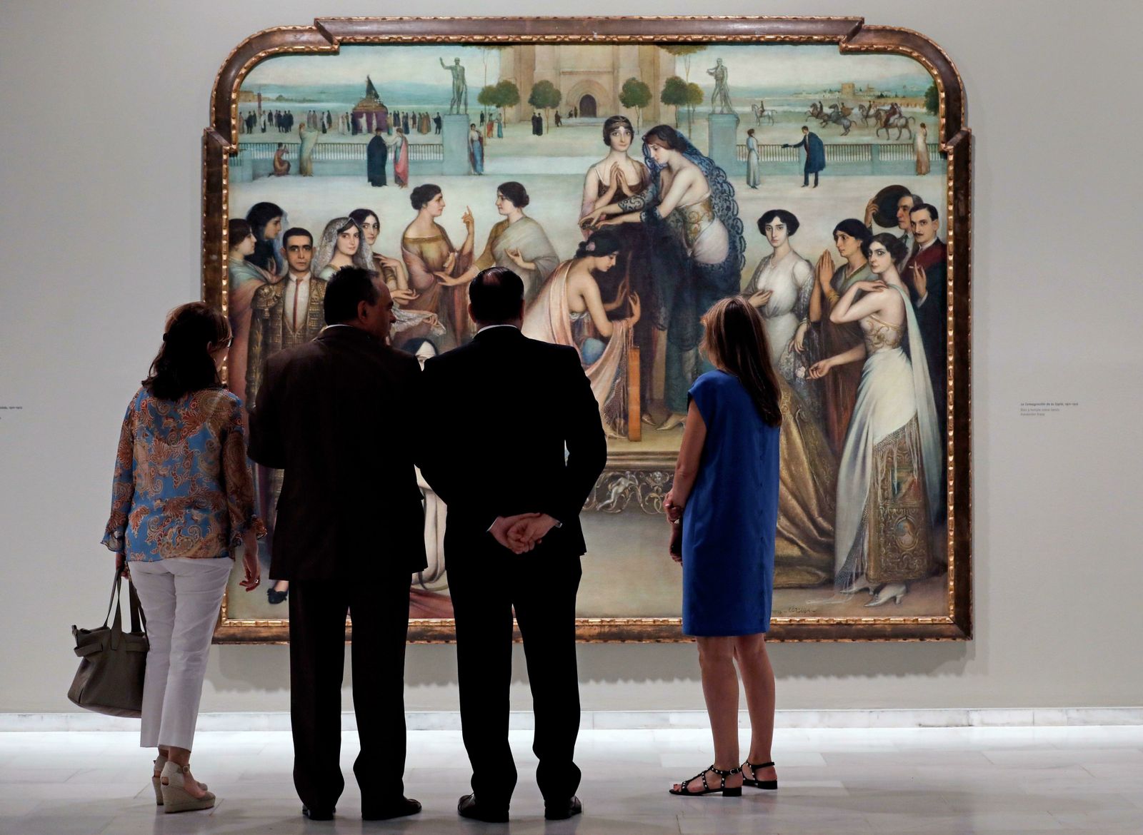 Varias personas observan 'La consagración de la copla'.