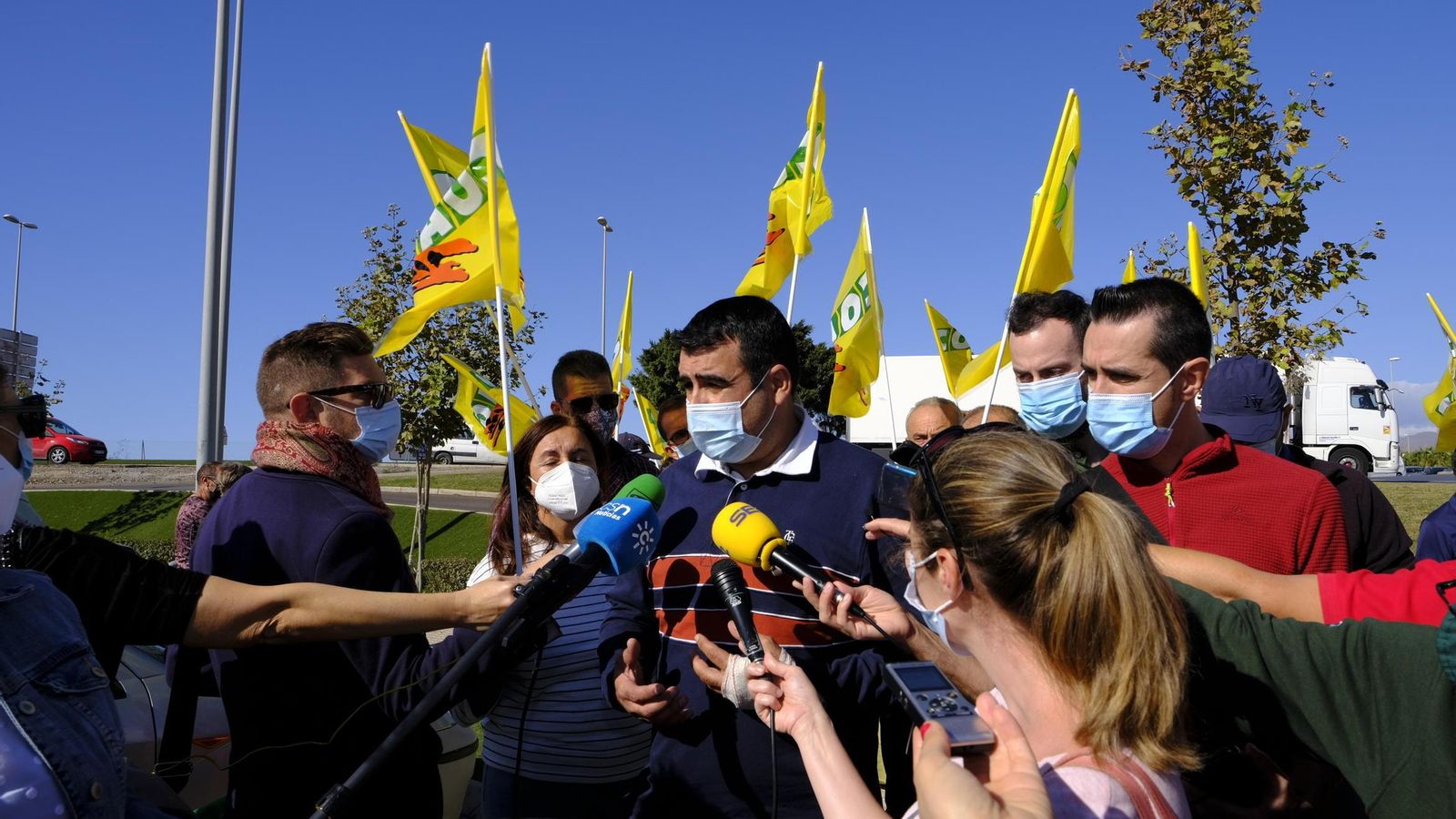 Andrés Góngora, secretario provincial de Coag Almería, atendiendo a los medios
