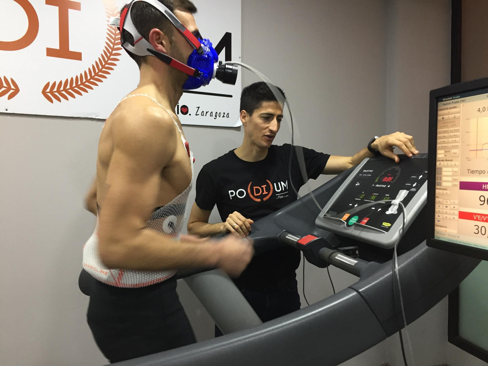Luis Alberto Marco, preparando a un deportista en la clínica Podium de Zaragoza.