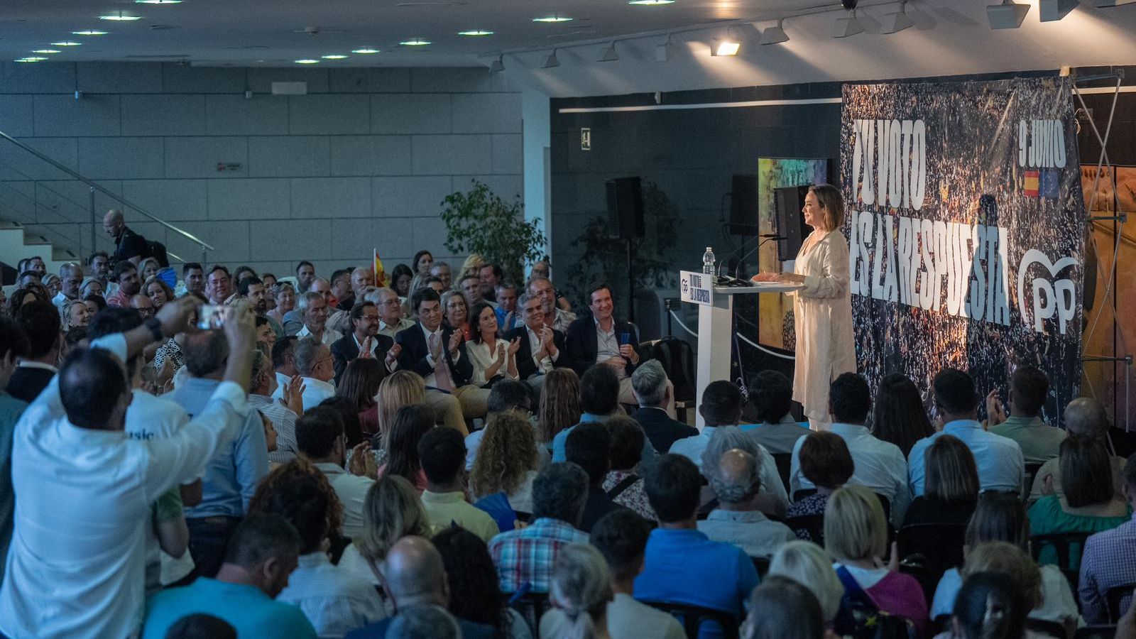 Cuca Gamarra se dirige al auditorio.