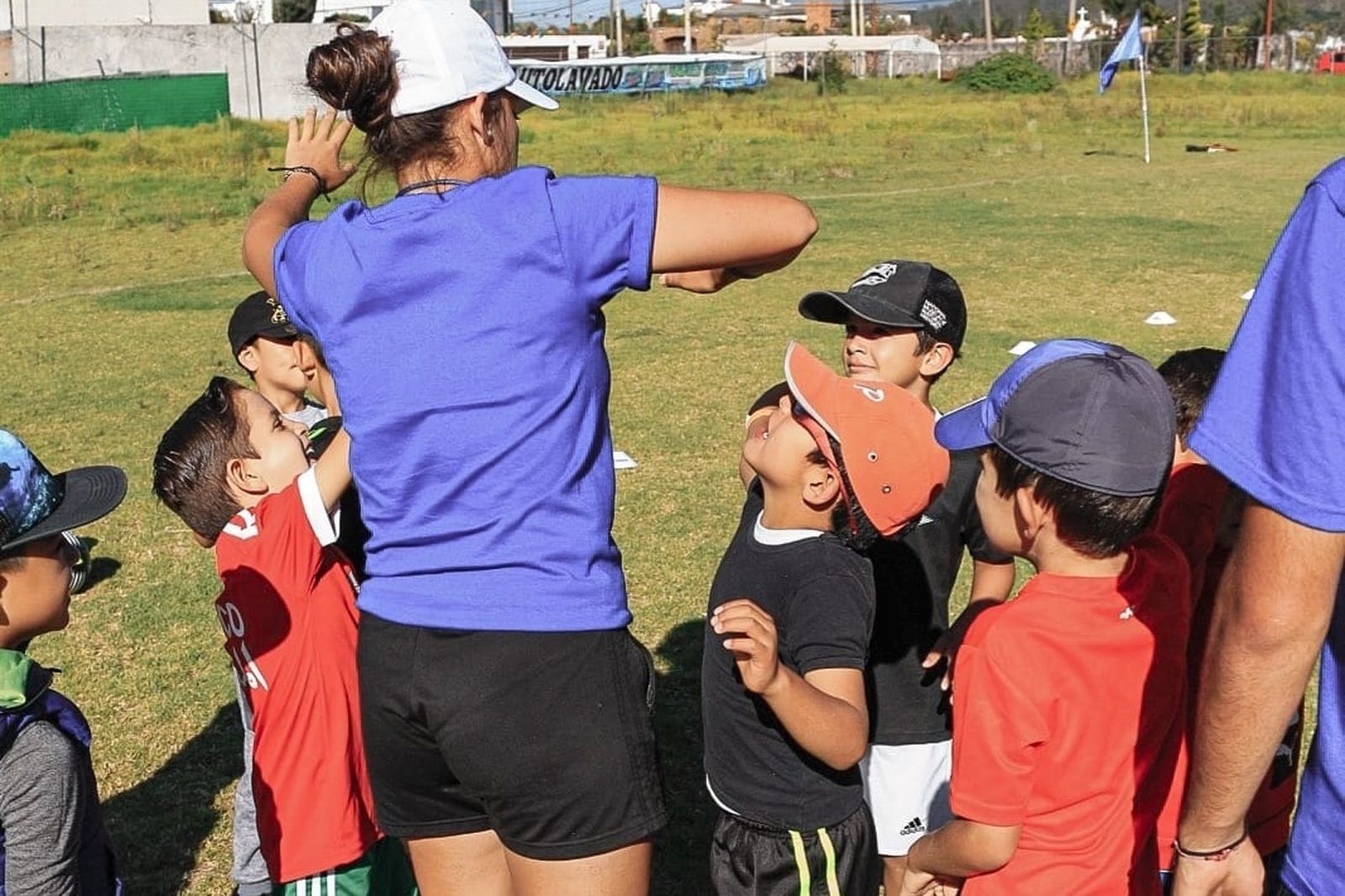 La granadina Martha Seglar en un campus con niños