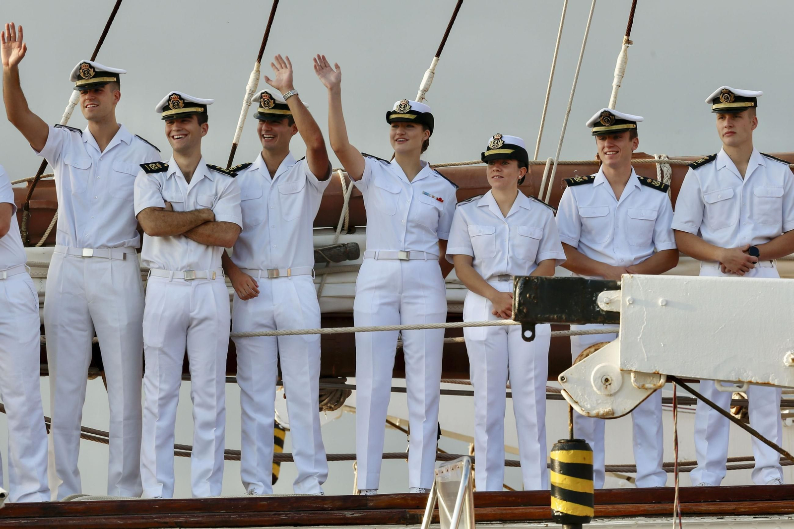 Las imágenes del 'Elcano' en su primera ciudad de vuelta a España, con la princesa Leonor a bordo