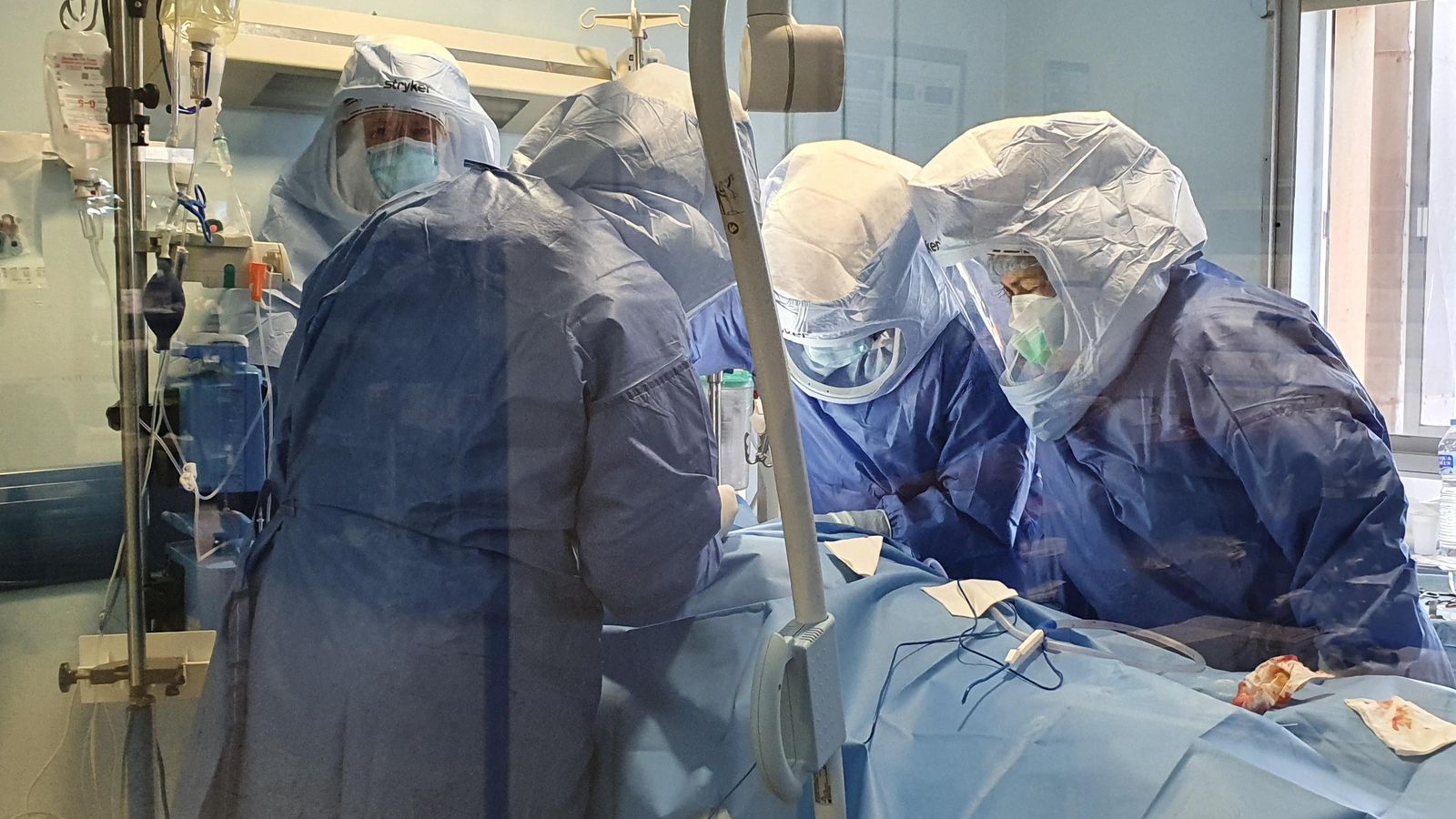 Un paciente es atendido en la UCI del hospital Punta de Europa de Algeciras