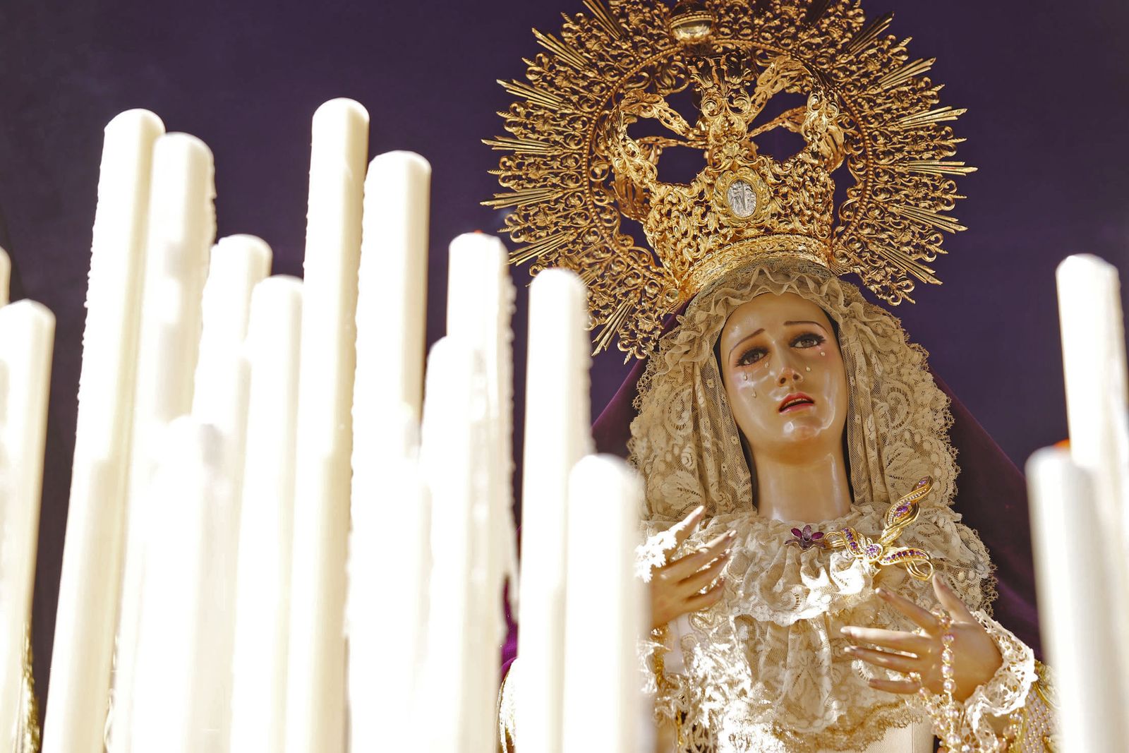 La Hermandad del Descendimiento en su recorrido por las calles de Huelva el Viernes Santo