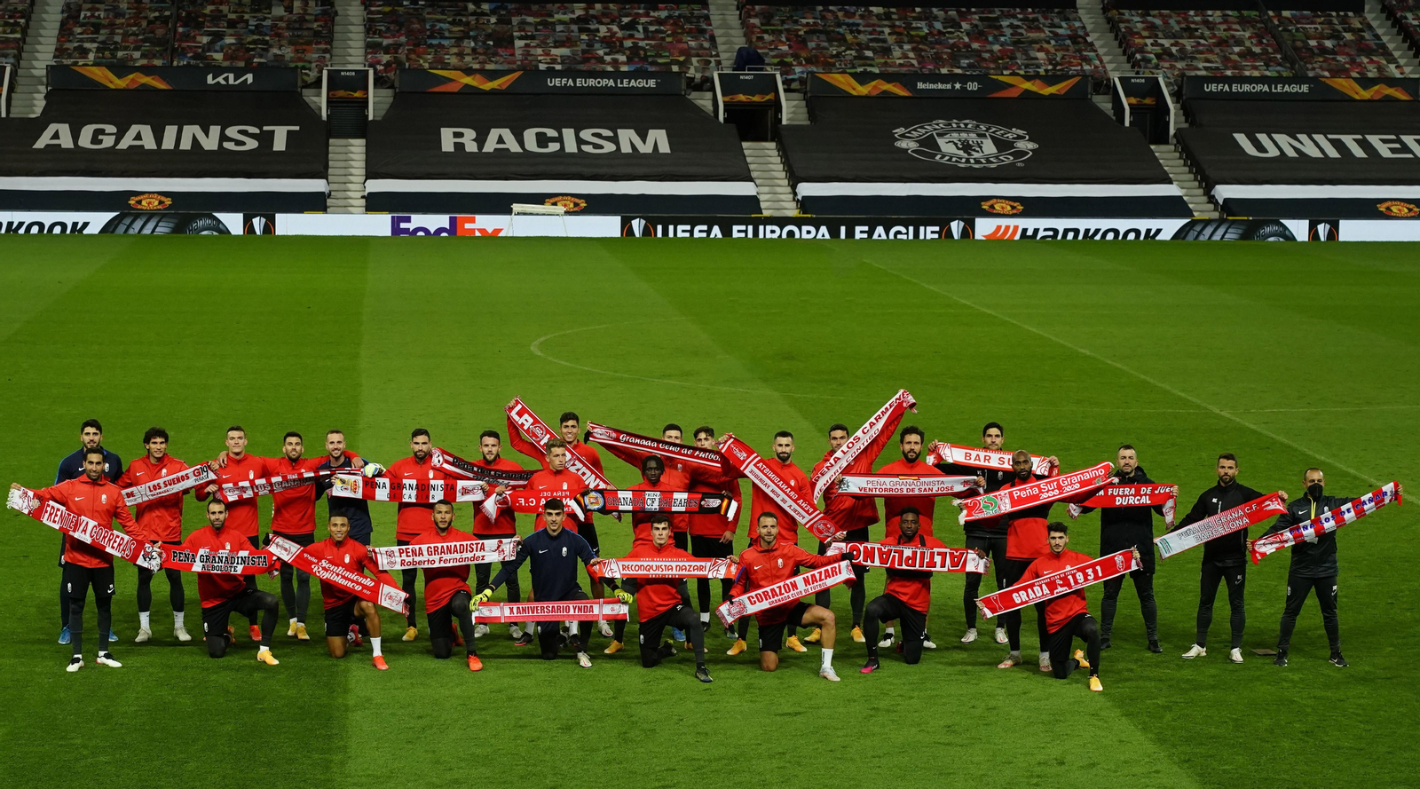 La plantilla del Granada, sobre el césped del mítico Old Trafford.