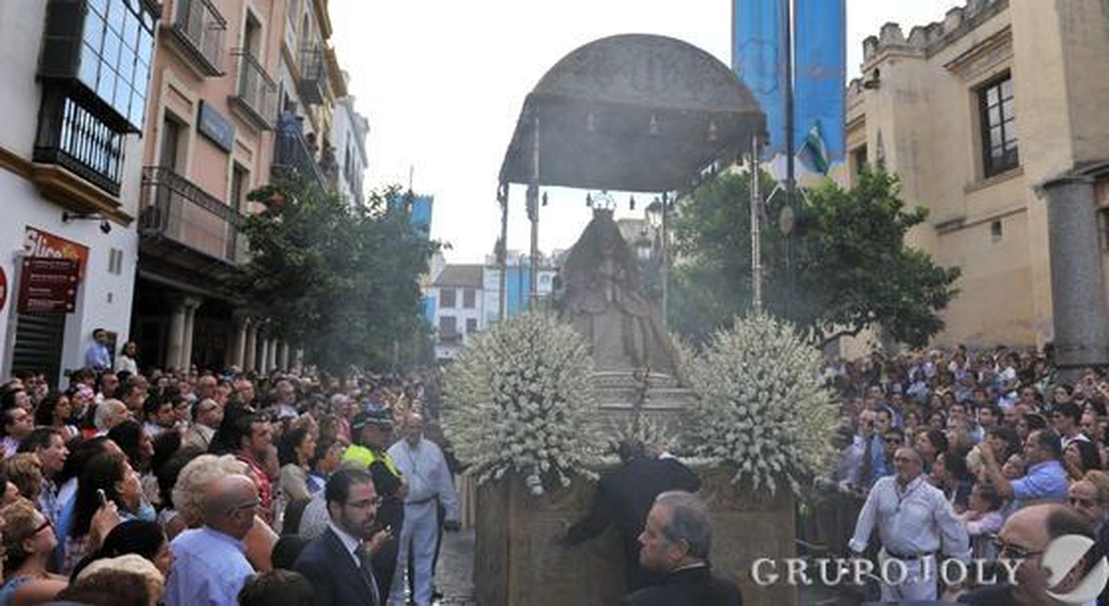 La Patrona rodeada por sus devotos. 

Foto: Juan Carlos Vázquez
