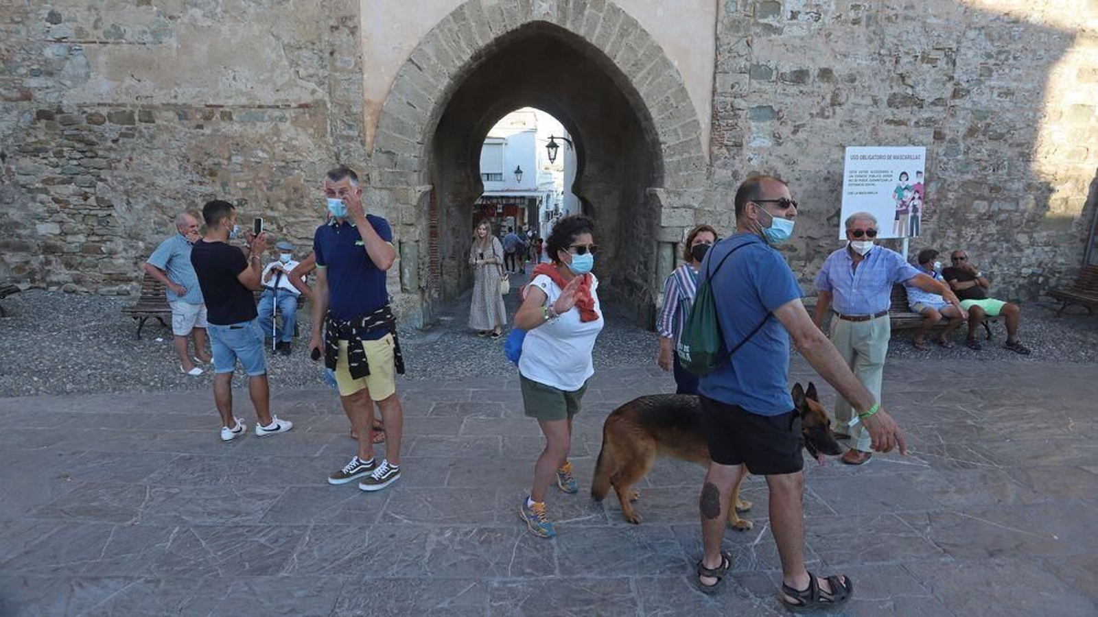 Varias personas en la entrada del casco histórico de Tarifa.