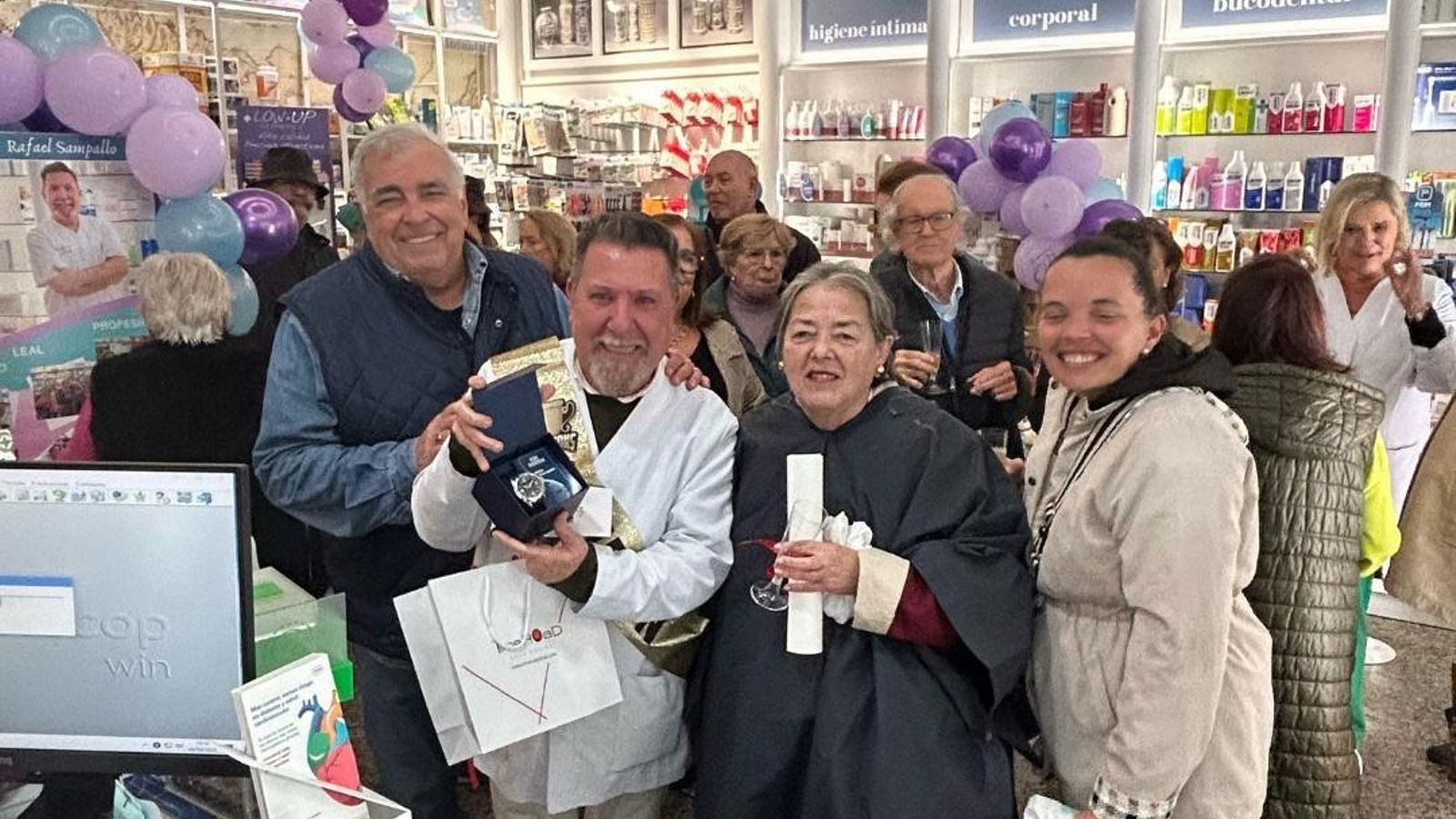 La familia de Catalina Gil, entregando un regalo al homenajeado.