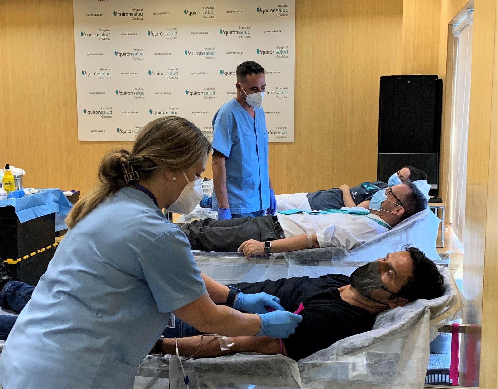 Varias personas donan sangre en el Hospital Quirónsalud Córdoba.