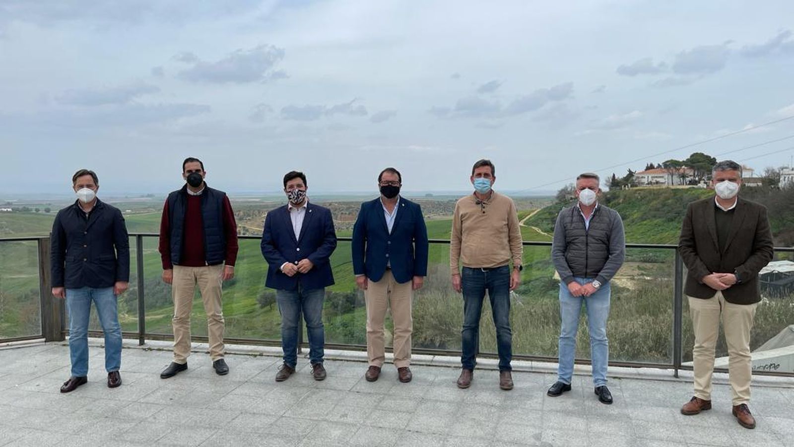 Seis alcaldes del PP junto a Juan Ávila