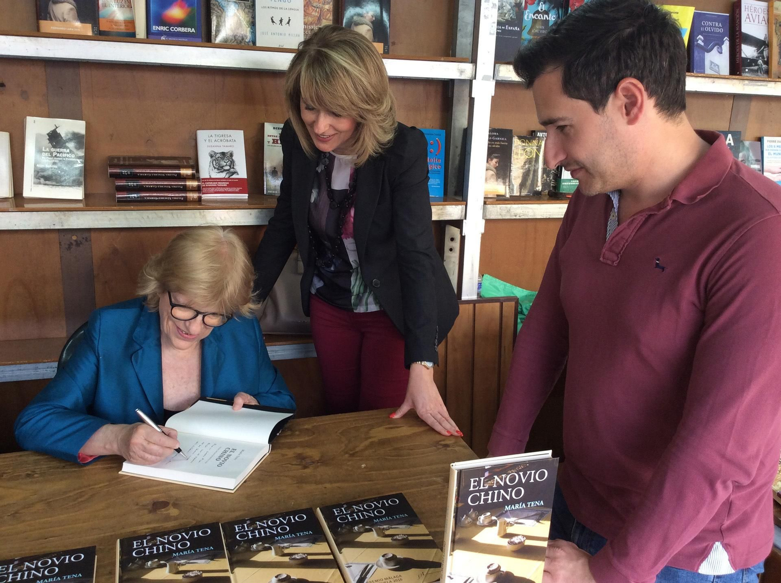 María Tena firma un ejemplar de su novela.
