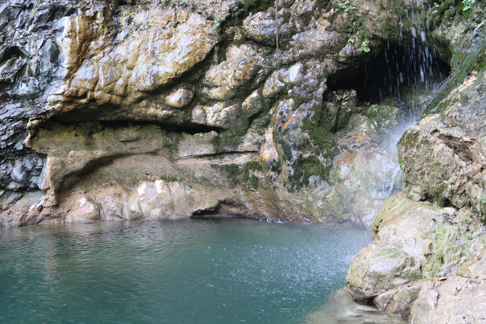 Así lucen Jorox, su entorno y su cascada, un oasis en Málaga para el caluroso verano de Andalucía