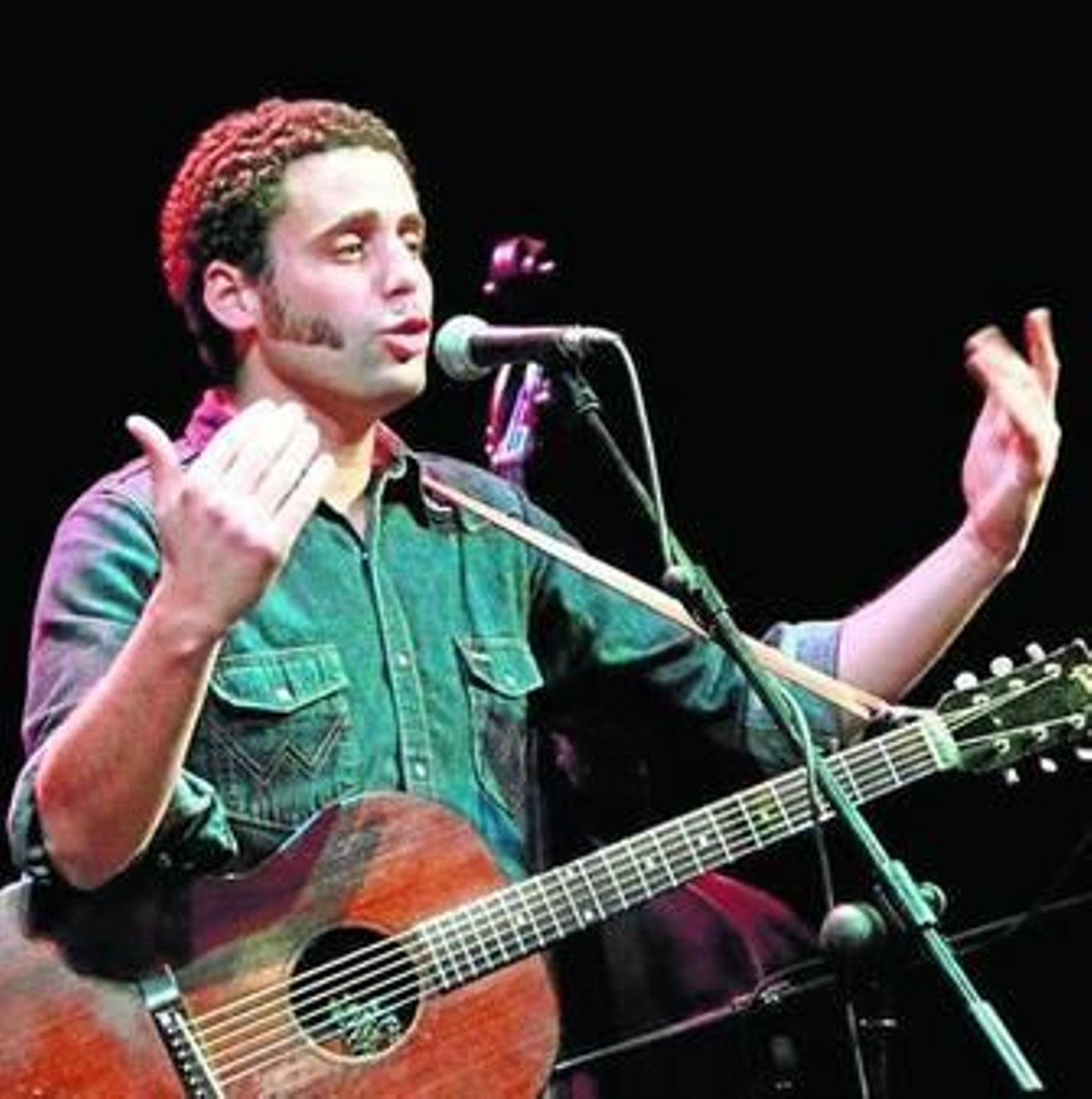 DePedro durante su actuación en el Teatro Apolo.