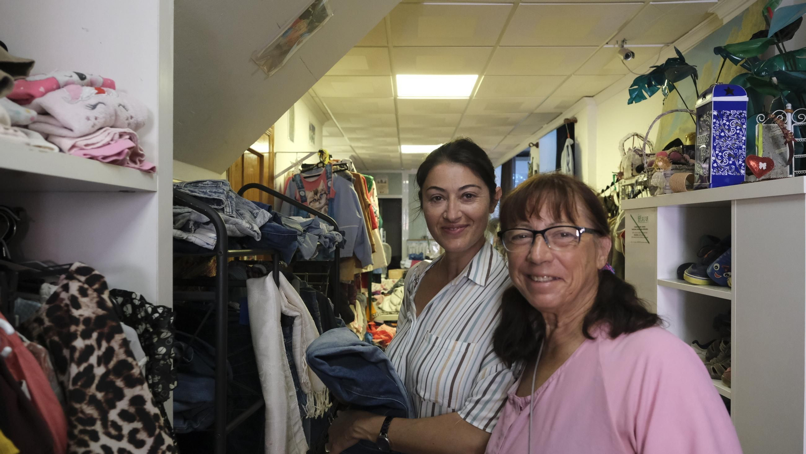Las imágenes de la asociación que regala libros y ropa a las personas sin hogar en El Zapillo