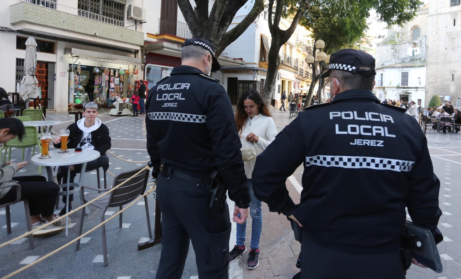 Agentes de la Policía Local patrullando por la céntrica plaza Plateros, en el centro, durante el pasado fin de semana.