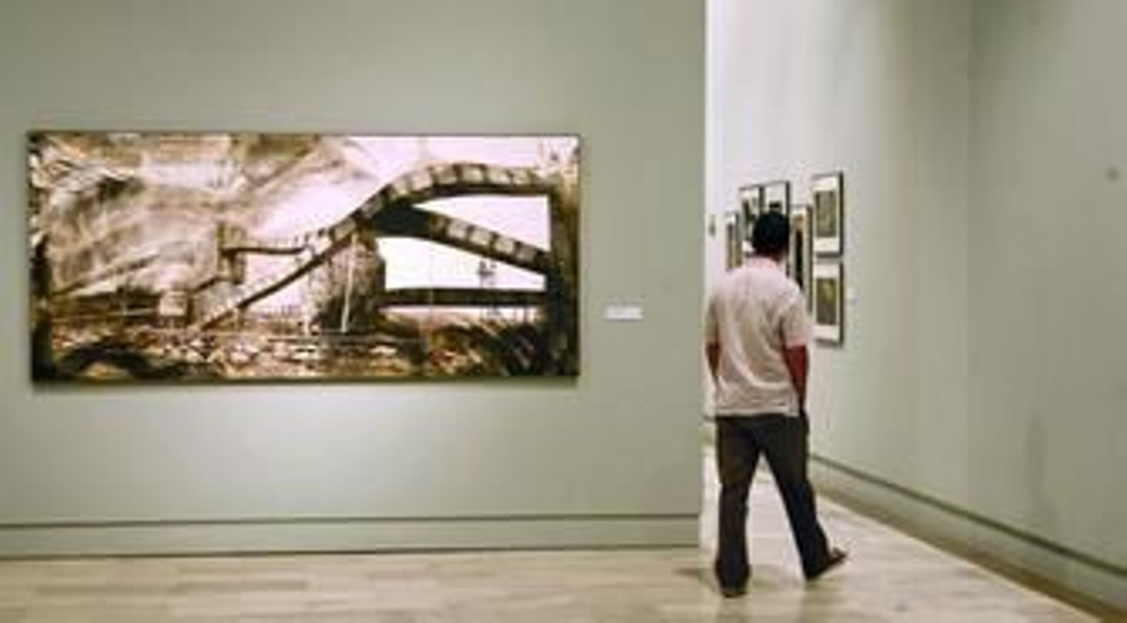 Un espectador recorre la muestra 'Ilan Wolff: Camera obscura', en el Museo de Bellas Artes de Sevilla.