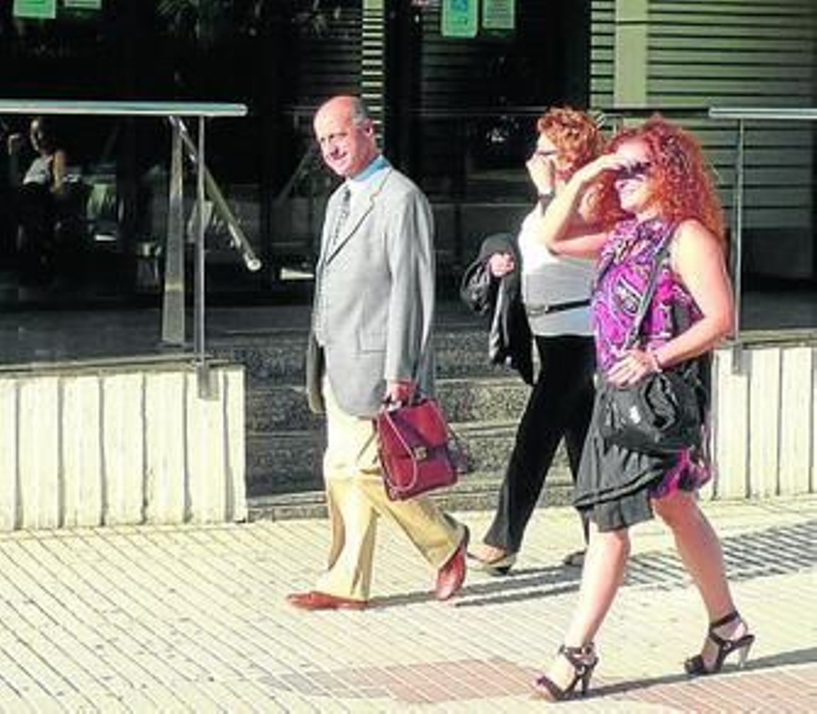 Miembros del consejo de administración de Unicaja, ayer, a su llegada a la sede de la Avenida de Andalucía.