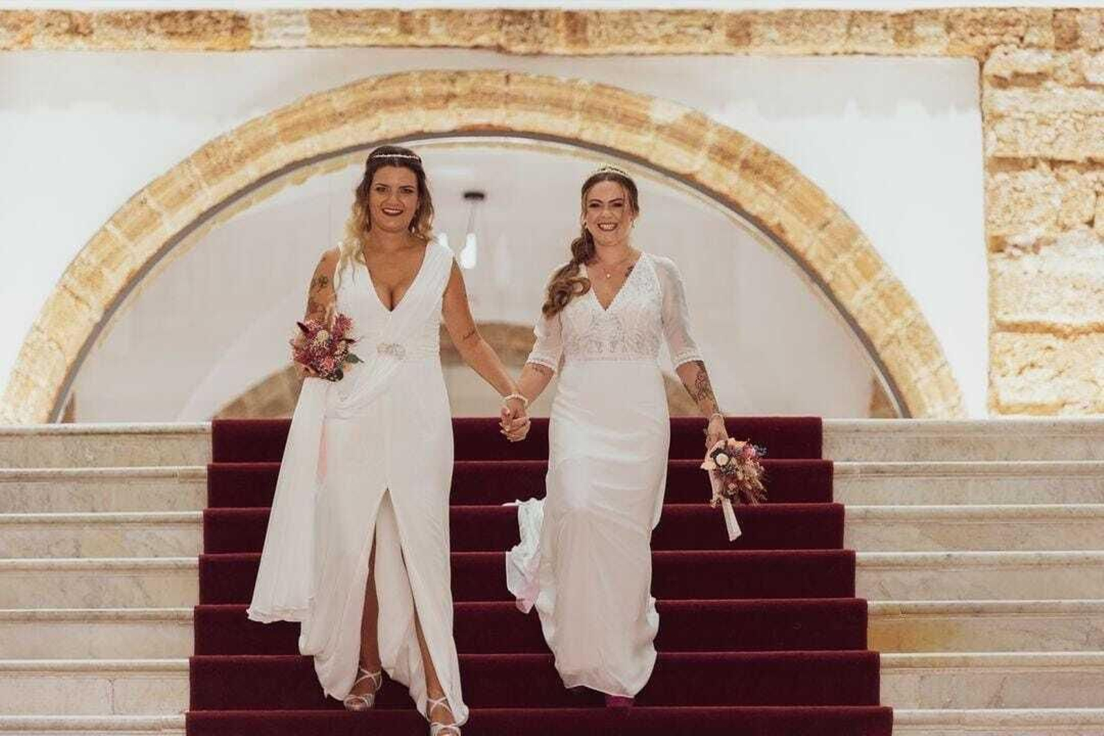 Ana y Mercedes (d.) bajan la escalera imperial del Ayuntamiento de San Fernando tras su boda.