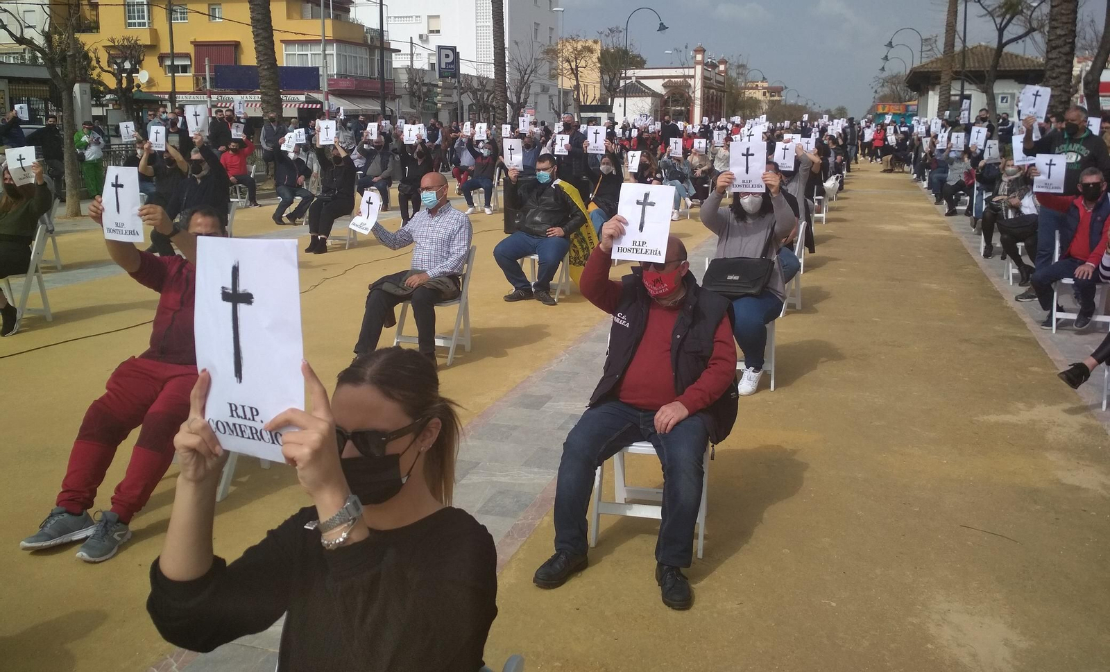 La concentración del sector hostelero y comercial se ha llevado a cabo en el primer tramo del paseo de La Calzada.