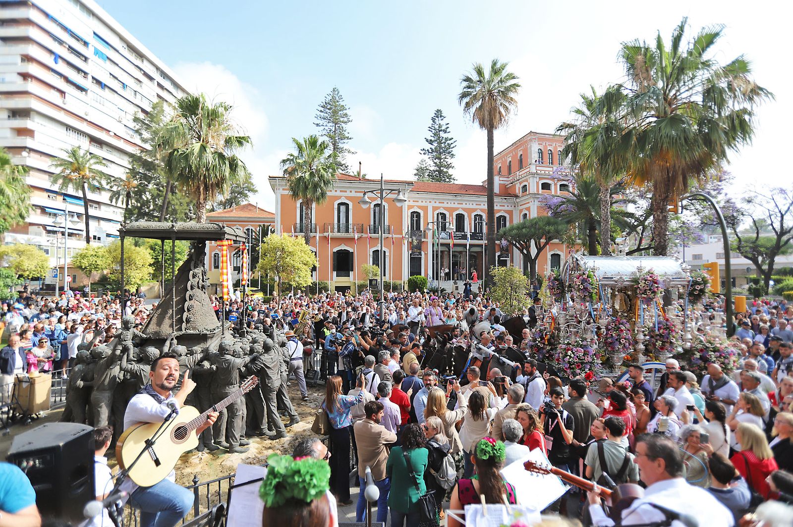 El Rocío 2023: Imágenes de la Hermandad de Emigrantes en su salida de Huelva
