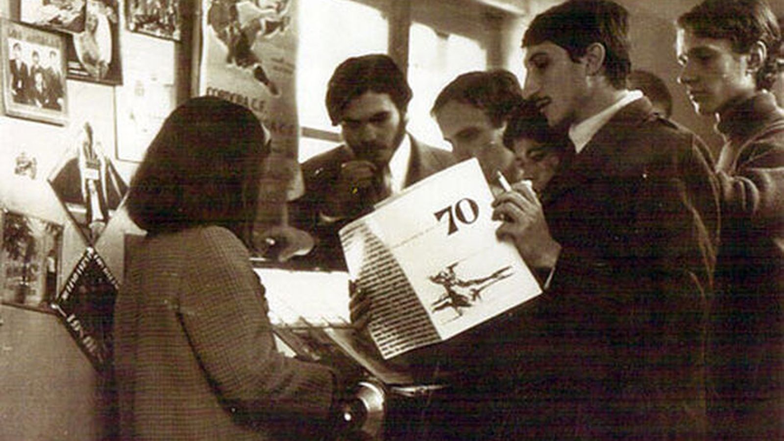 Un grupo de universitarios hojean la revista 'Poesía 70' en el bar Bimbela